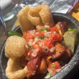 Chicharrones y guacamole Chicharrones y guacamole