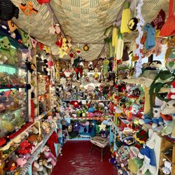 World Famous Crochet Museum - WOW!!! So many crochet items