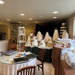 Cakes By Creme de la Creme