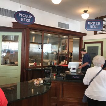Pearl’s Diner - Watching the kitchen through the glass - American Near Me - Laurel, Mississippi