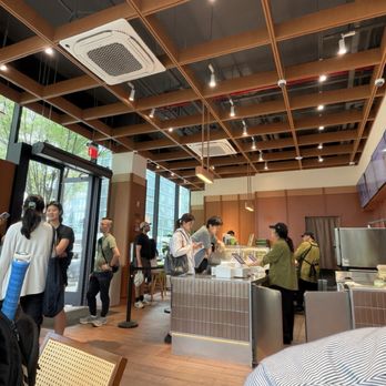 Naisnow Bakery - Bakeries Near Me - Long Island City, New York