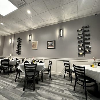 Lucerne Restaurant - Main dining area July 2024 - Italian Near Me - Camarillo, California Lucerne Restaurant - Main dining area July 2024 - Italian Near Me - Camarillo, California