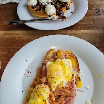 Camino - Classic bene and chocolate waffle - American Near Me - West Allis, Wisconsin