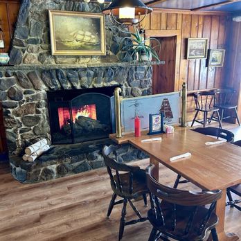 Warren's Seafood and More - Interior - Seafood Near Me - Kittery, Maine