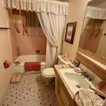 Del Webb Sun Cities Museum - Pink bathroom-so much detail - Museums Near Me - Sun City, Arizona