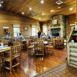 Bird's Smokehouse BBQ - Log cabin vibes