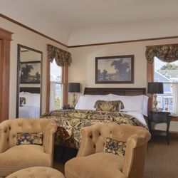 The Charles - A clean and refined queen room, inclusive to all guests and travelers.