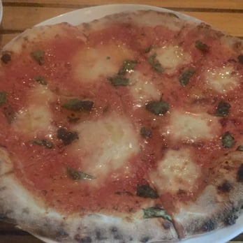 Ferro e Farinha - Domenico pizza with basil, tomato and cheese - Pizza Near Me - Rio de Janeiro, RJ Ferro e Farinha - Domenico pizza with basil, tomato and cheese - Pizza Near Me - Rio de Janeiro, RJ