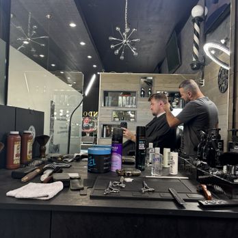 London Barbershop - Armen doing his thing! - Men's Hair Salons Near Me - Glendale, California London Barbershop - Armen doing his thing! - Men's Hair Salons Near Me - Glendale, California