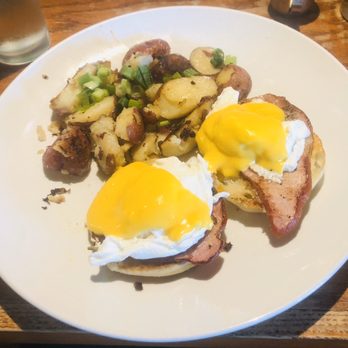 Simple Cafe - Classic egg benedict with potatoes - Breakfast & Brunch Near Me - Lake Geneva, Wisconsin