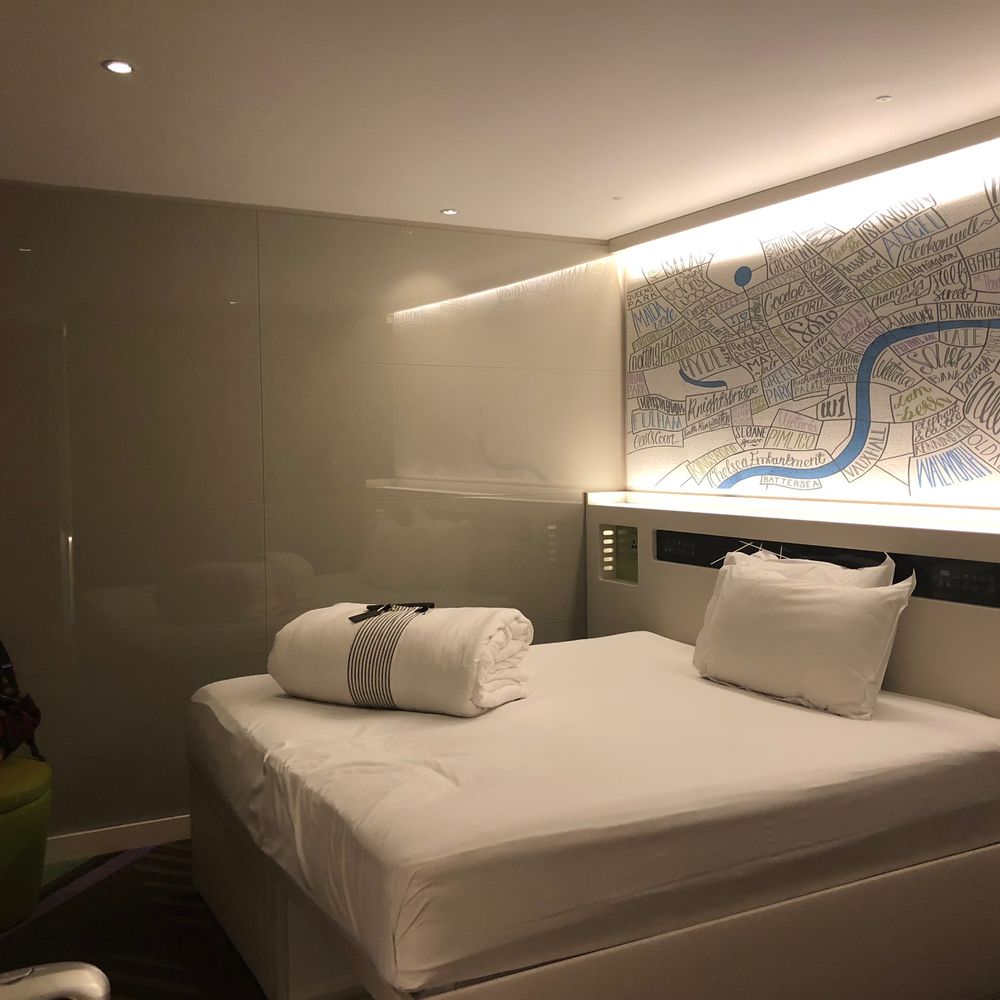 Hotels With Mirrors On The Ceiling Uk Shelly Lighting