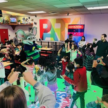 Chuck E. Cheese - Chuck E Cheese dancing with the kids - Pizza Near Me - Northridge, California