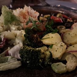 Linnankellari - Salad