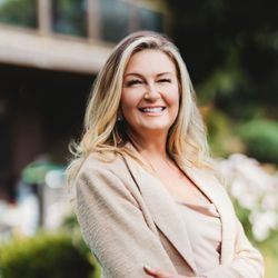 Kelly Lee Cooper-Broker