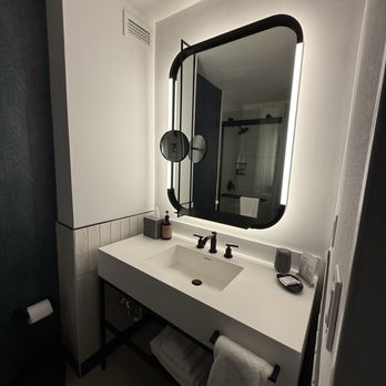 Kimpton Hotel Theta - Vanity good amount of space - Hotels Near Me - New York, New York Kimpton Hotel Theta - Vanity good amount of space - Hotels Near Me - New York, New York