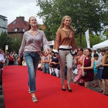 Models On Stage - Op de verhoogde rode loper: iana en sharon - Talent Agencies Near Me - Antwerp, VAN