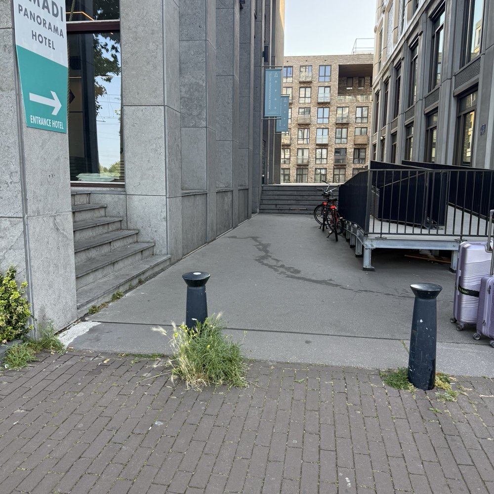 Amadi Panorama Hotel - This is the entrance to what is supposed to be a four star hotel. Dirty with weeds growing out of the sidewalk. - Hotels Near Me - Amsterdam, New Hampshire