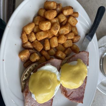 Park Place Cafe - Eggs Benedict - Breakfast & Brunch Near Me - Milwaukee, Wisconsin