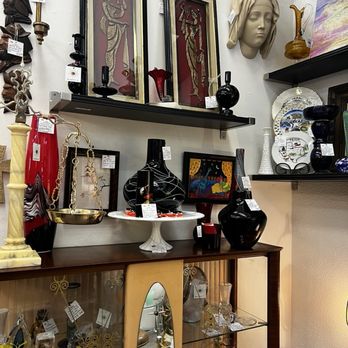 Grapevine Antique Market - Antiques Near Me - Grapevine, Texas