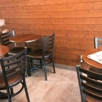 Chanhda - Une petite salle à manger permet de déguster sur place le menu du jour. - Asian Fusion Near Me - Quebec City, Quebec