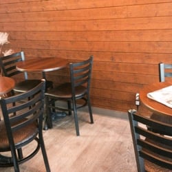 Chanhda - Une petite salle à manger permet de déguster sur place le menu du jour.