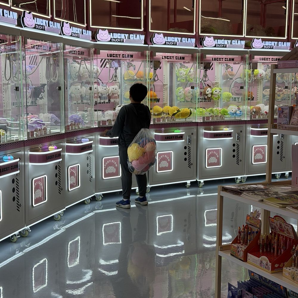 Lucky Claw - Arcades Near Me - Rancho Cucamonga, California