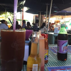 Mariscos La Bahía - El lugar está sobre el andador. Las micheladas son bastante buenas.