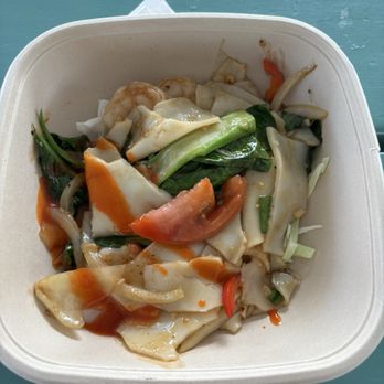 Thai Mee Up - Drunk Noodle (I added chili to one side) - Food Trucks Near Me - Kahului, Hawaii Thai Mee Up - Drunk Noodle (I added chili to one side) - Food Trucks Near Me - Kahului, Hawaii