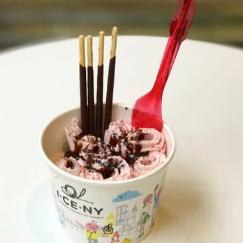 I CE NY - Vanilla ice cream, with strawberries, chocolate sauce and chocolate Pocky - Desserts Near Me - New York, New York
