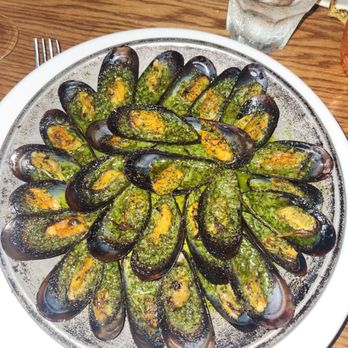 Le Tout Va Bien - French Restaurant - Moules Provencale - French Near Me - New York, New York