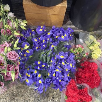 Plum Market - Floral area - Grocery Near Me - West Bloomfield, Michigan