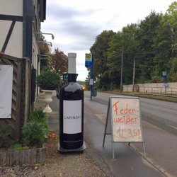 Lapinski - Große Werbeflasche an der Straße... und im Herbst gibts den guten Pfälzer Federweißer!