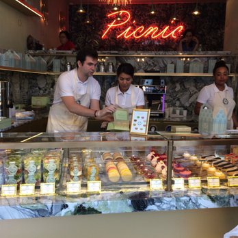 Ladurée Picnic - Patisserie/Cake Shop Near Me - Paris, 75