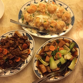 MAN WAH - tofu stuffed with fried prawns in crab meat sauce. beef with champignon and bamboo shoots. Stir fry pakchoy & mushroom in garlic sauce - Chinese Near Me - Hamburg, HH
