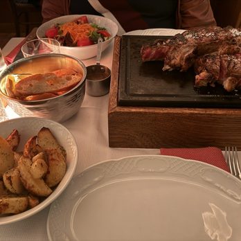 Trattoria dall'Oste - florentine steak chianina, sides of salad and roasted potatoes - Trattorie Near Me - Florence, FI Trattoria dall'Oste - florentine steak chianina, sides of salad and roasted potatoes - Trattorie Near Me - Florence, FI