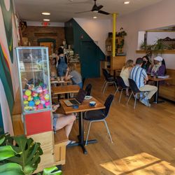 The Upper Bend - What a cute place. I grabbed a window seat and watched the people go by.