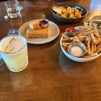 S+L Kitchen & Bar Langley - Whiskey sour, deep fried macaroni sticks, cauliflower bites and truffle fries. - Steakhouses Near Me - Langley, British Columbia S+L Kitchen & Bar Langley - Whiskey sour, deep fried macaroni sticks, cauliflower bites and truffle fries. - Steakhouses Near Me - Langley, British Columbia