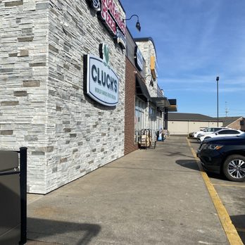 Hucks - the outside of a restaurant with a parking lot - Convenience Stores Near Me - Madisonville, Kentucky Hucks - the outside of a restaurant with a parking lot - Convenience Stores Near Me - Madisonville, Kentucky