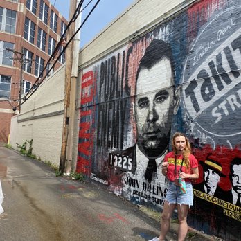 Chicago Crime Tours and Experiences - Tour guide in alleyway where John Dillinger was shot and killed. - Bus Tours Near Me - Chicago, Illinois Chicago Crime Tours and Experiences - Tour guide in alleyway where John Dillinger was shot and killed. - Bus Tours Near Me - Chicago, Illinois