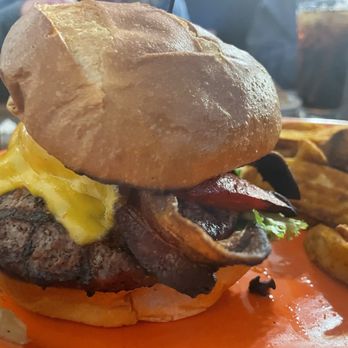 Groggs Pinnacle Brewing Company - Santa Fe burger - American Near Me - Helper, Utah