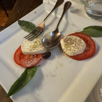 Come Prima - Tomato cheese salad - Italian Near Me - Lisbon, 11 Come Prima - Tomato cheese salad - Italian Near Me - Lisbon, 11