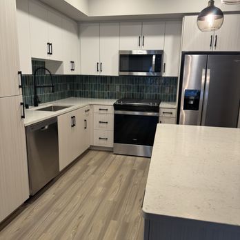 CALIXA Apartment Homes - Light scheme kitchen - Apartments Near Me - Camarillo, California