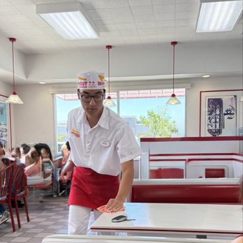In-N-Out Burger - Clean tables - Burgers Near Me - Carmel Mountain, California