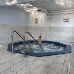 Holiday Inn Express Mackinaw City - Hot tub!