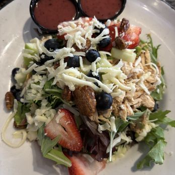 Walk-On's Sports Bistreaux - West Monroe Restaurant - Chicken Berry Pecan Salad - Cajun/Creole Near Me - West Monroe, Louisiana