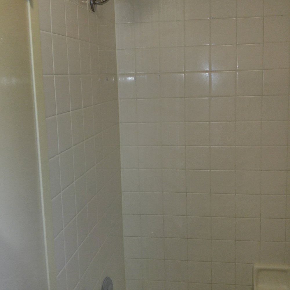 Econo Lodge - Shower head and bath from a king room - Hotels Near Me - Grand Junction, Colorado Econo Lodge - Shower head and bath from a king room - Hotels Near Me - Grand Junction, Colorado