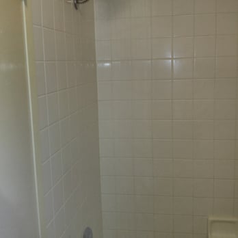 Econo Lodge - Shower head and bath from a king room - Hotels Near Me - Grand Junction, Colorado