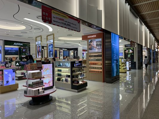 Taiwan Taoyuan International Airport by null
