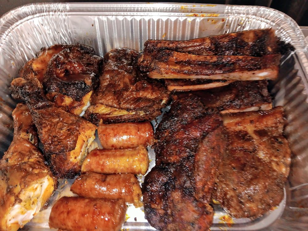 Mr Bobby Que Rib Shack Logo