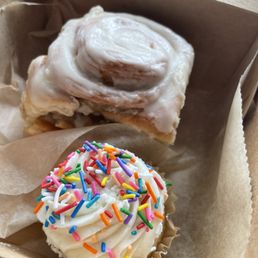 Cinnamon roll Vanilla cupcake